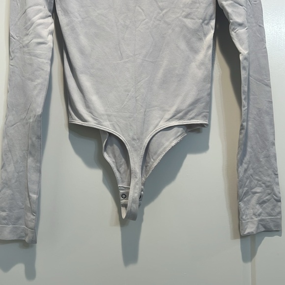SO by Kohls light grey v-neck bodysuit size small. In good condition! - Picture 5 of 6